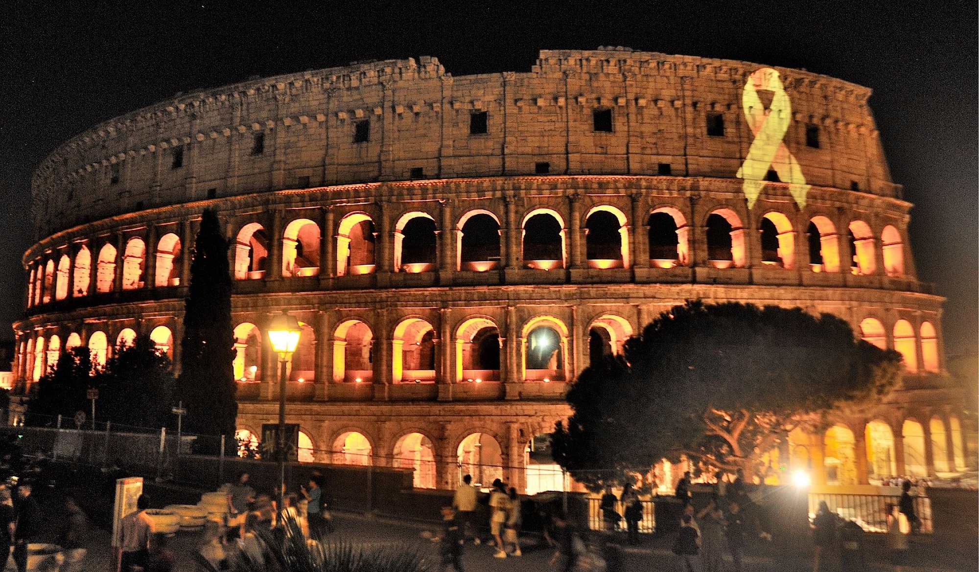 Il Colosseo si colora di oro per i bambini malati grazie a Peter Pan ODV