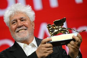 Venezia 81, Leone d’Oro a ‘The Room Next Door’ di Pedro Almodovar. Coppa Volpi a Nicole Kidman e Vincent Lindon